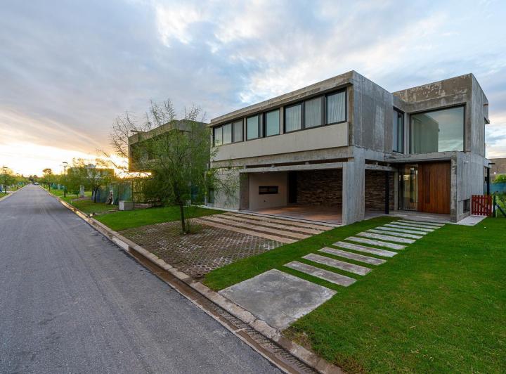 Casa · 360m² · 7 Ambientes · 2 Cocheras