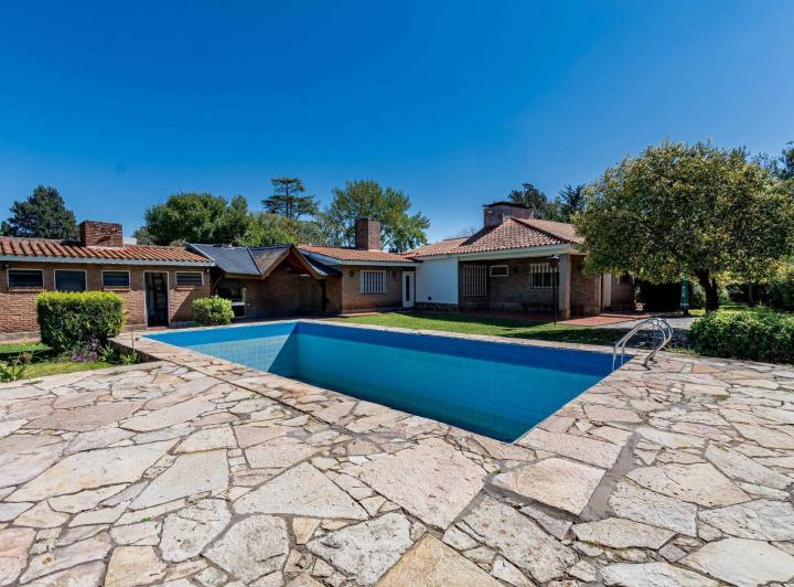 Casa · 230m² · 6 Ambientes · 2 Cocheras