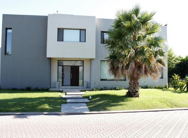 Casa · 220m² · 5 Ambientes · 2 Cocheras