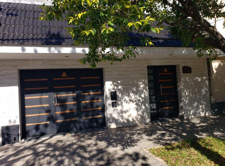 Casa · 142m² · 8 Ambientes · 1 Cochera