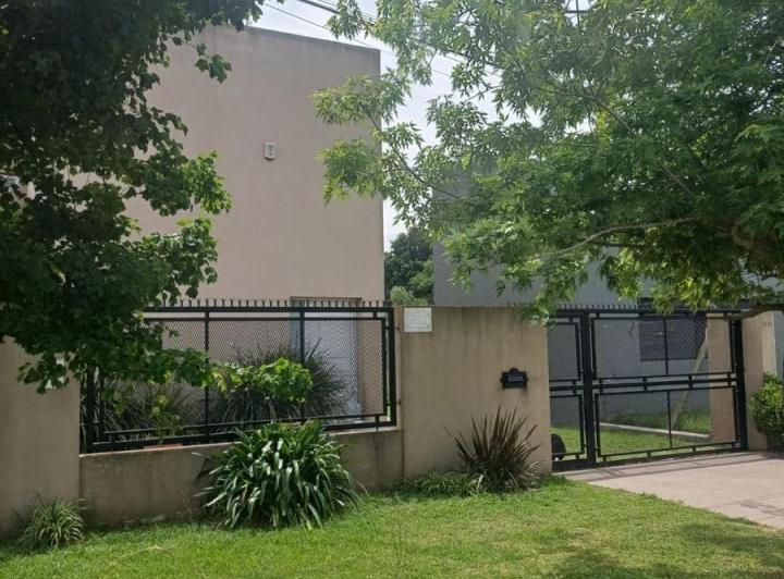 Casa · 220m² · 6 Ambientes · 2 Cocheras