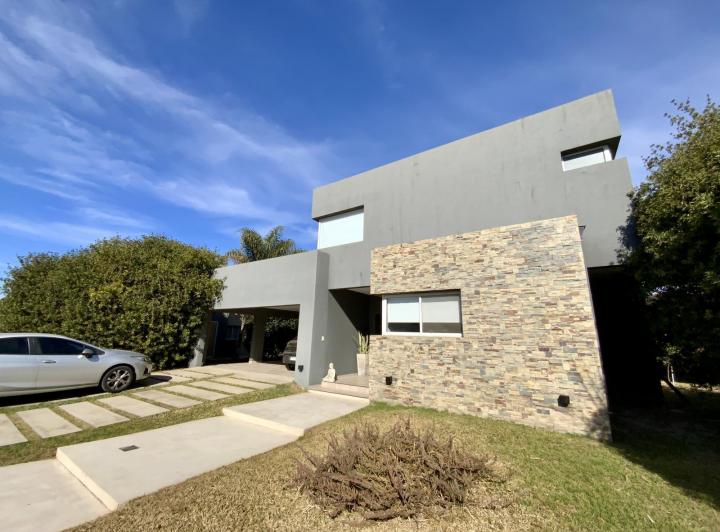 Casa · 280ha · 10 Ambientes · 2 Cocheras