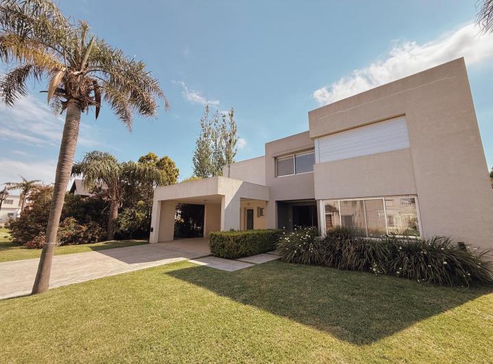 Casa · 35m² · 12 Ambientes · 4 Cocheras
