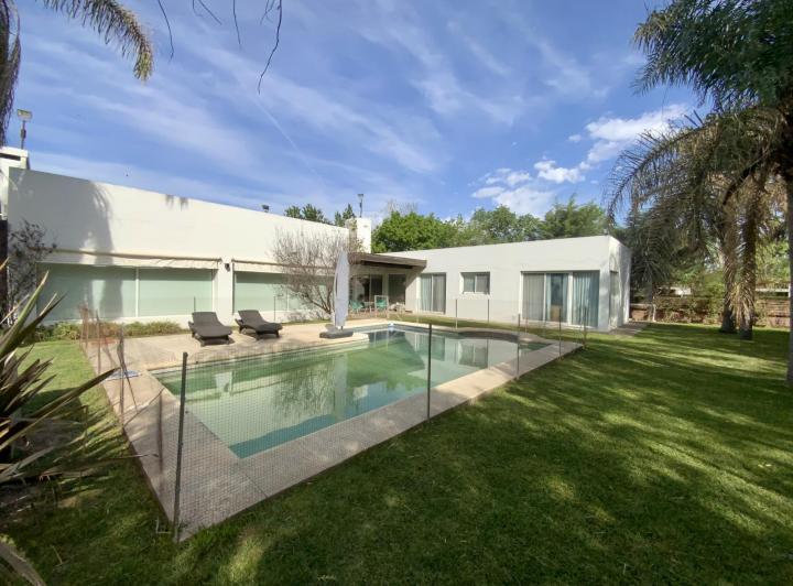 Casa · 235m² · 10 Ambientes · 4 Cocheras