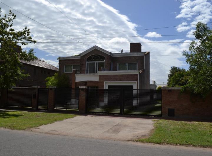 Casa · 370m² · 19 Ambientes · 2 Cocheras
