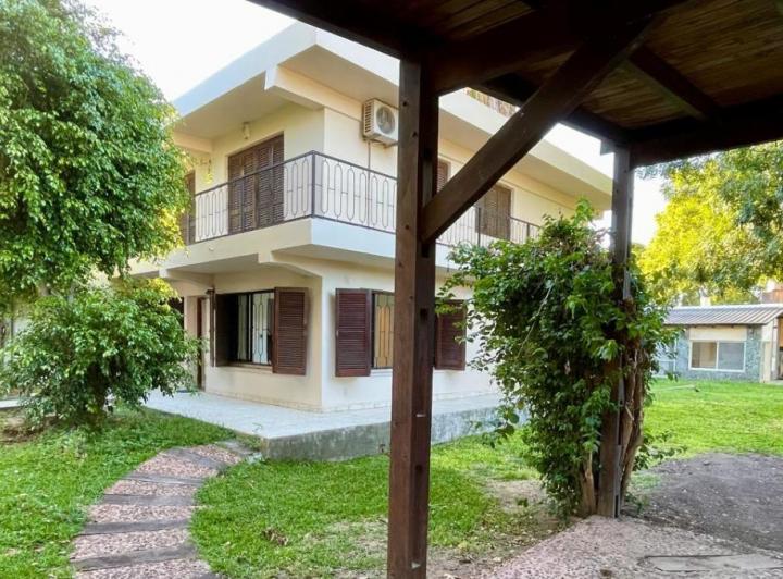Casa · 260m² · 6 Ambientes · 2 Cocheras