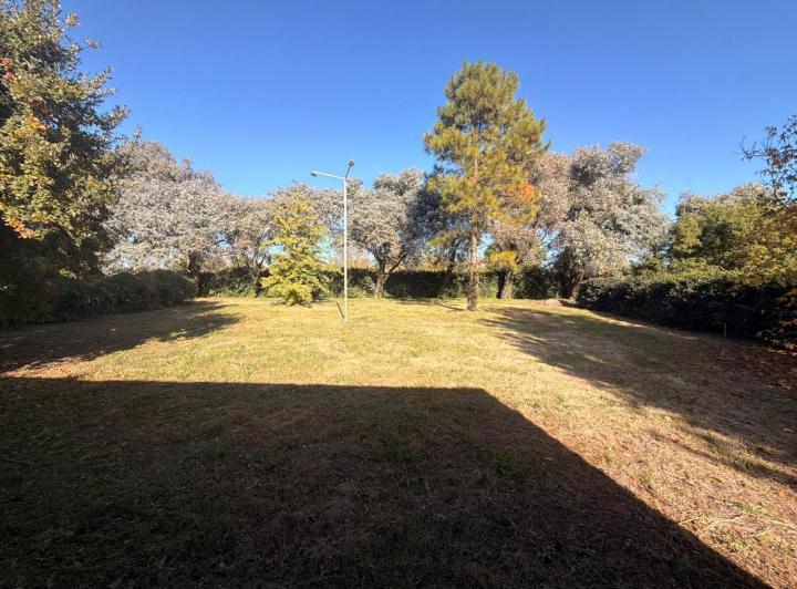 Terreno · 835m²