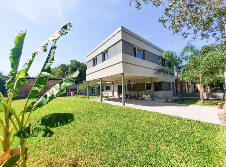 Casa · 250m² · 6 Ambientes · 2 Cocheras