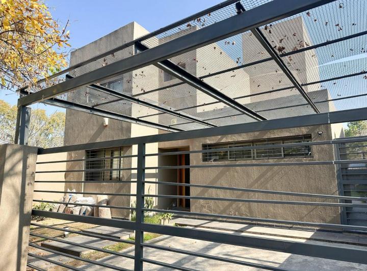 Casa · 240m² · 8 Ambientes · 2 Cocheras