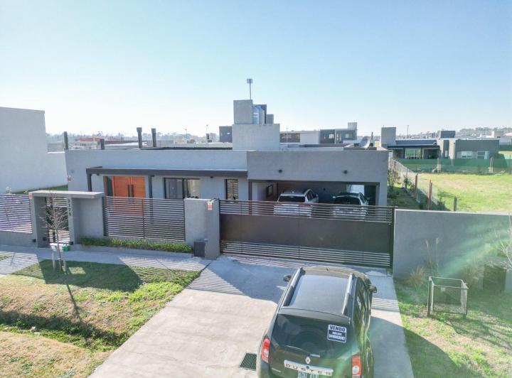 Casa · 128m² · 6 Ambientes · 2 Cocheras