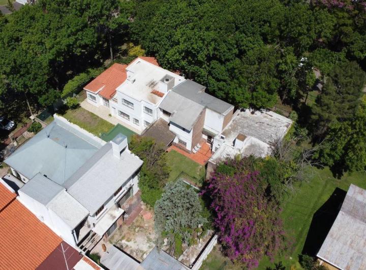 Casa · 247m² · 8 Ambientes · 1 Cochera