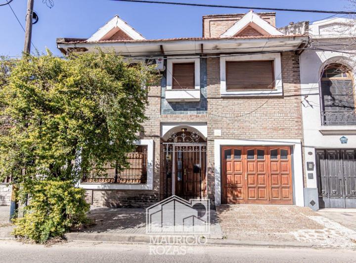 Casa · 240m² · 9 Ambientes · 1 Cochera