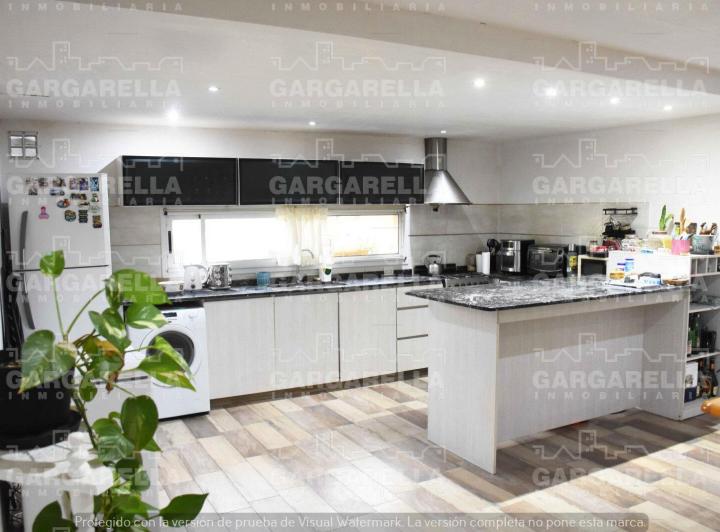 Casa · 110m² · 6 Ambientes · 2 Cocheras