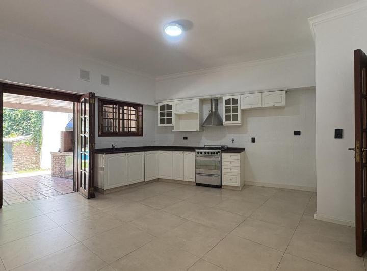 Casa · 245m² · 8 Ambientes · 1 Cochera
