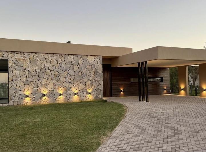 Casa · 174m² · 5 Ambientes · 2 Cocheras