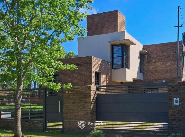 Casa · 155m² · 7 Ambientes · 2 Cocheras