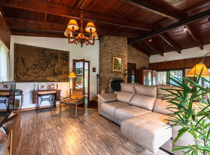 Casa · 205m² · 7 Ambientes · 2 Cocheras