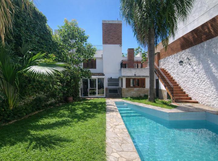Casa · 218m² · 8 Ambientes · 1 Cochera