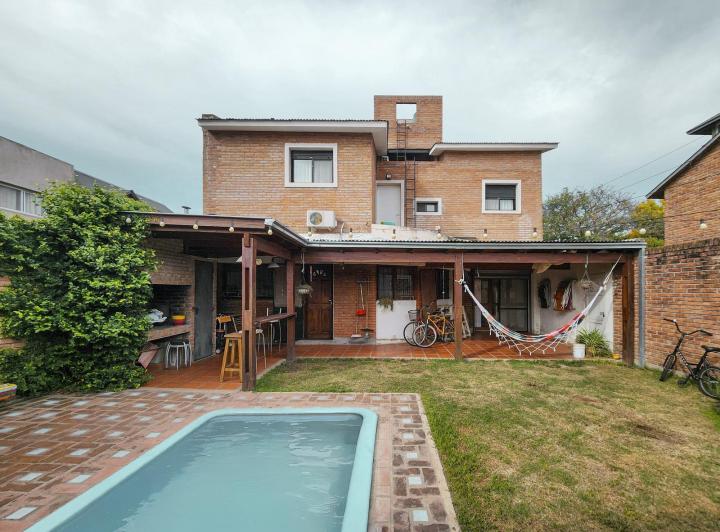 Casa · 217m² · 9 Ambientes · 2 Cocheras
