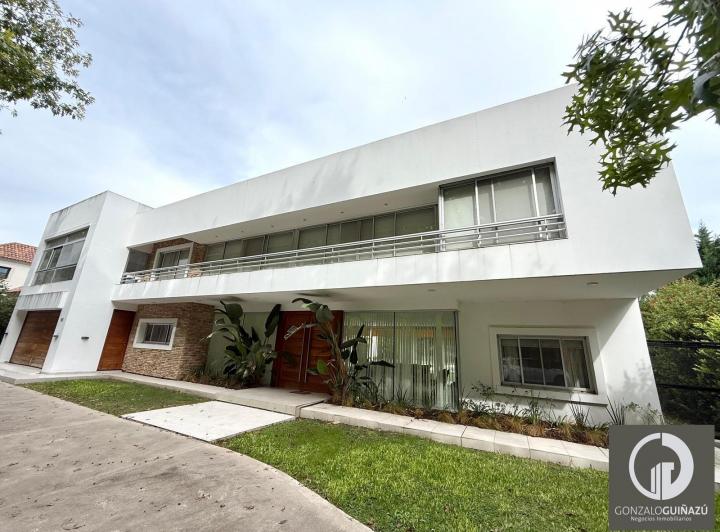 Casa · 2145m² · 5 Dormitorios · 2 Cocheras