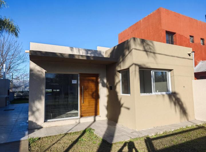 Casa · 85m² · 3 Ambientes · 2 Cocheras
