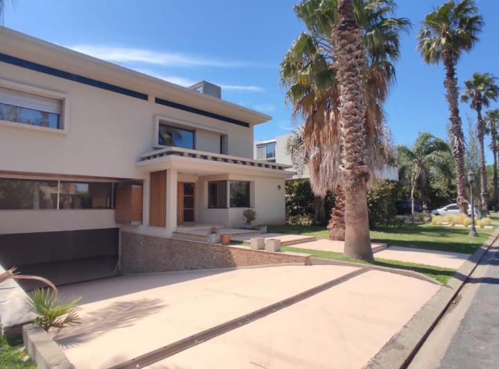 Casa · 550m² · 6 Ambientes · 3 Cocheras