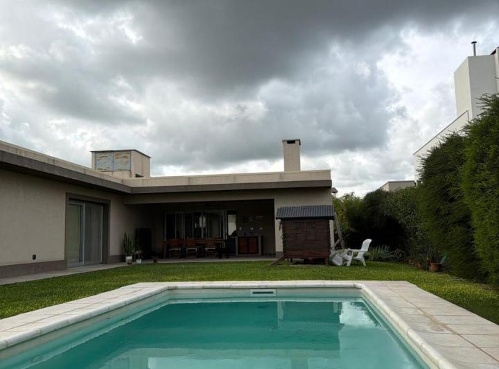 Casa · 235m² · 5 Ambientes · 4 Cocheras
