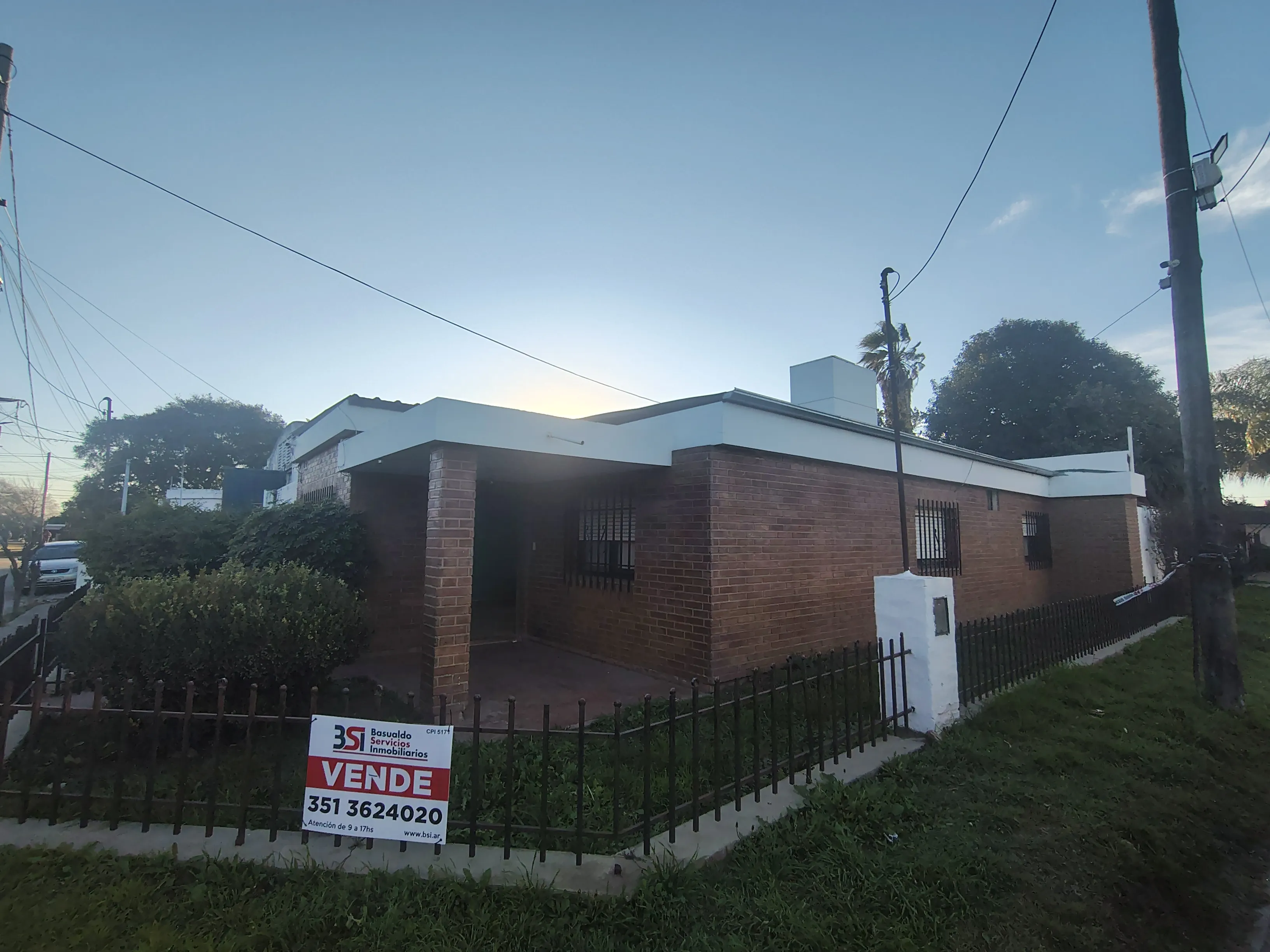 🏡 Amplia Casa de 3 Dormitorios con Quincho Cerrado y Cochera para 3 Autos