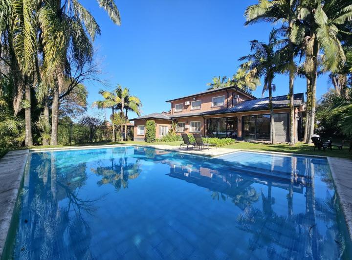 Casa · 450m² · 10 Ambientes · 4 Cocheras