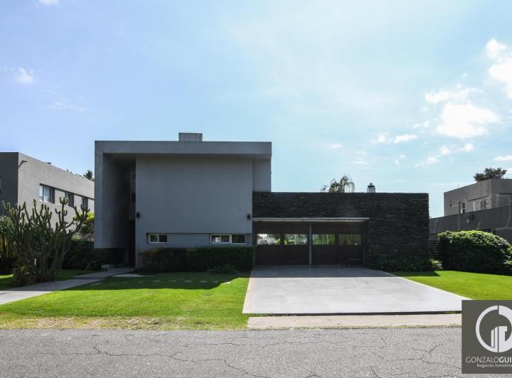 Casa · 358m² · 8 Ambientes · 2 Cocheras