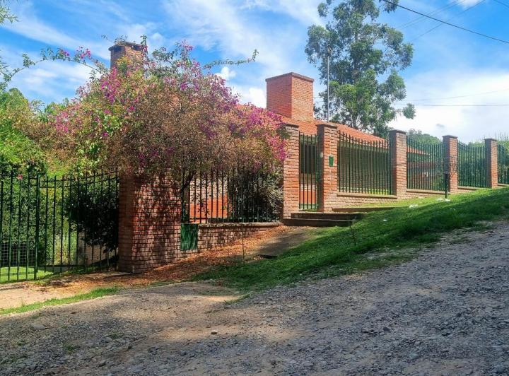 Casa · 648m² · 8 Ambientes · 2 Cocheras