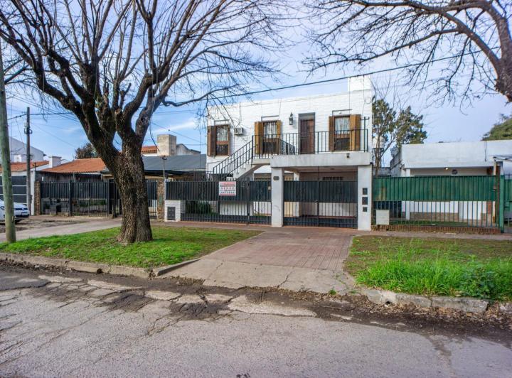 Casa · 270m² · 5 Dormitorios · 2 Cocheras