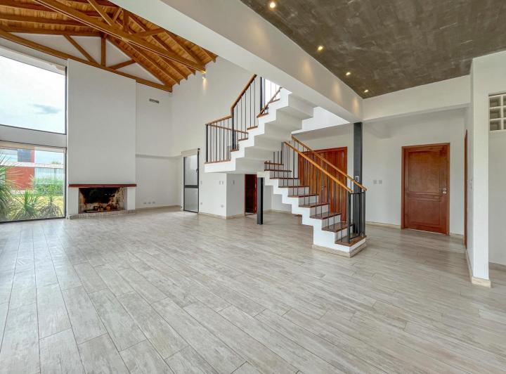 Casa · 260m² · 7 Ambientes · 2 Cocheras