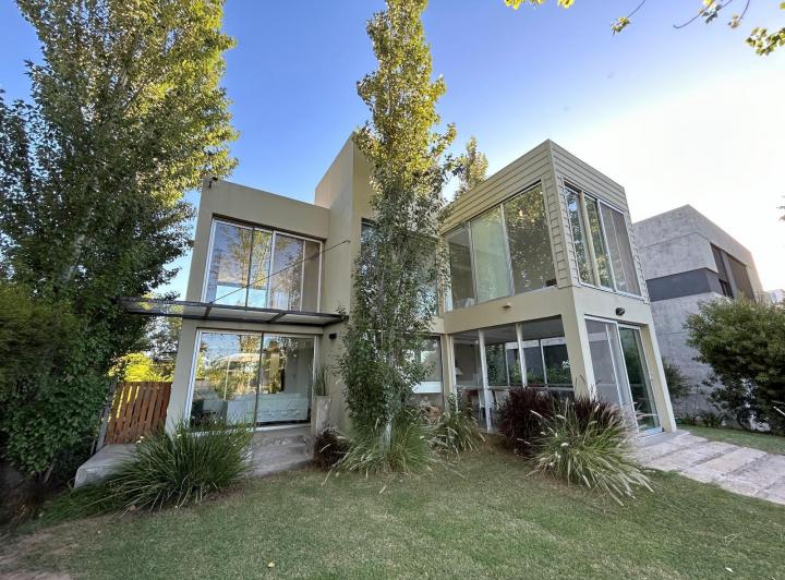 Casa · 180m² · 5 Ambientes · 1 Cochera