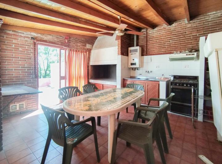 Casa · 243m² · 9 Ambientes · 1 Cochera