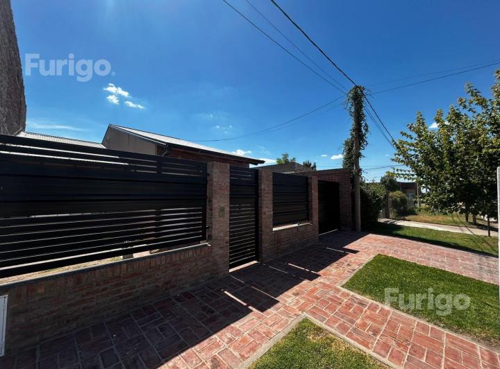 Casa · 81m² · 4 Ambientes · 2 Cocheras