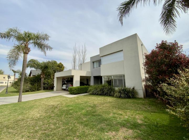 Casa · 380m² · 5 Ambientes · 4 Cocheras
