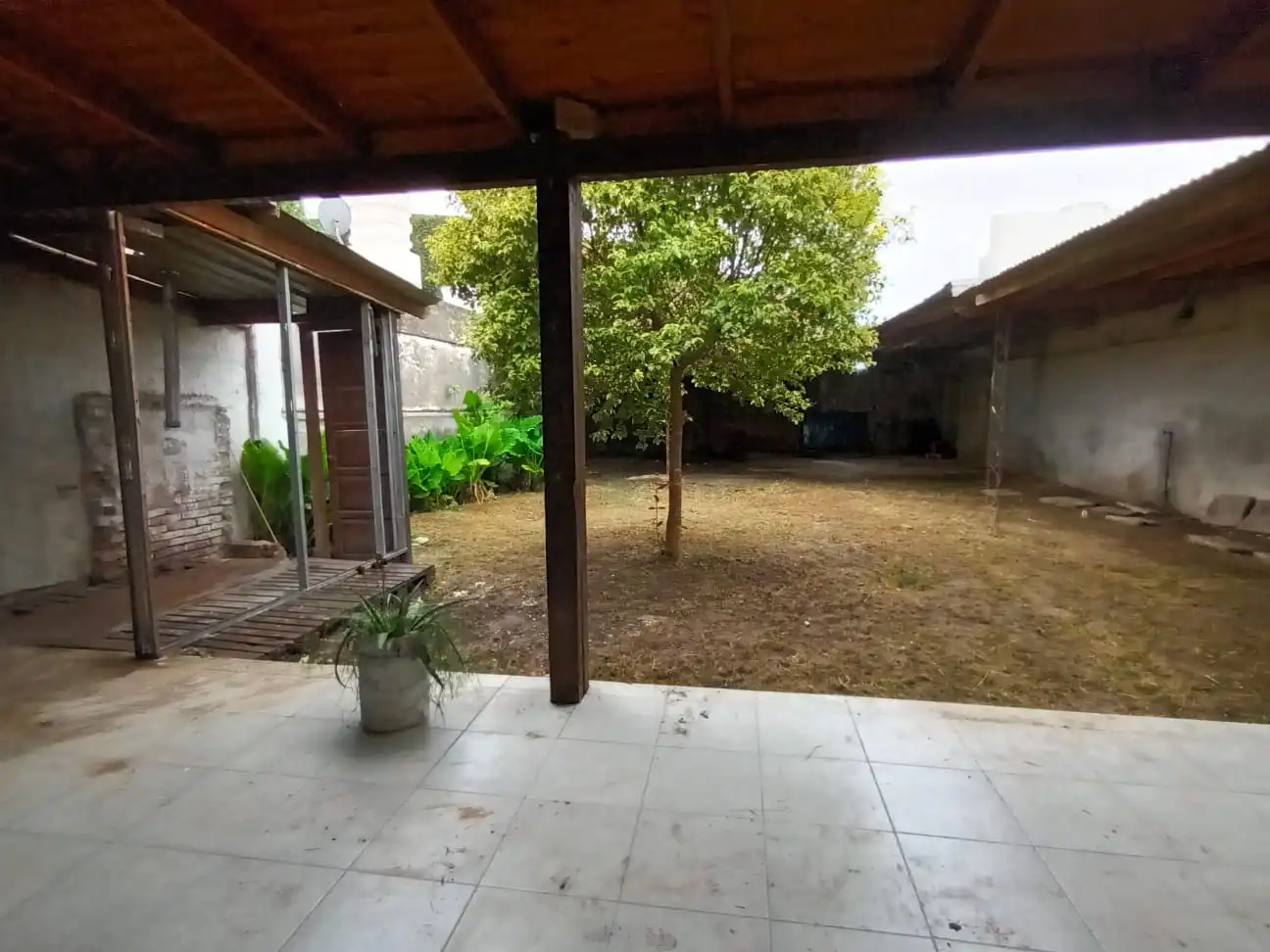 DUEÑOS VENDEN CASA ANTIGUA EN AMPLIO TERRENO V.SARSFIELD 665 RIO IV