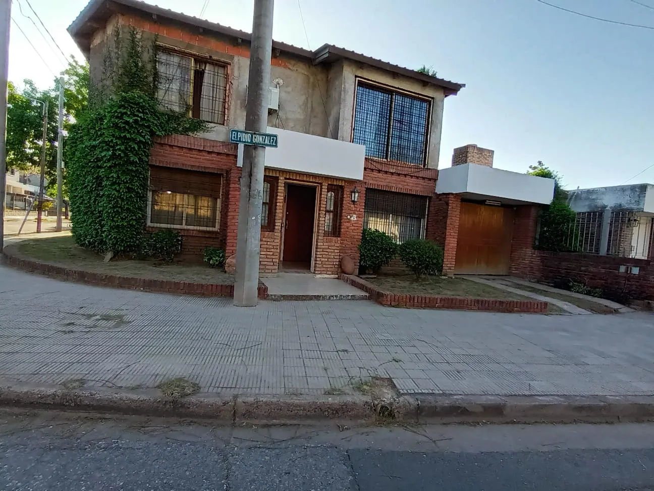 SE VENDE CASA DE 2 PLANTAS,  5 DORM, 3 BAÑOS B° P.V.SARSFIELD-CBA