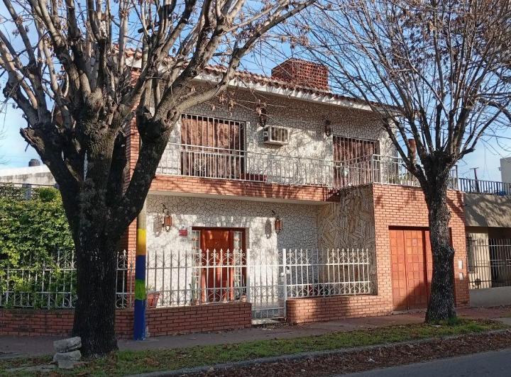 Casa · 250m² · 6 Ambientes · 1 Cochera