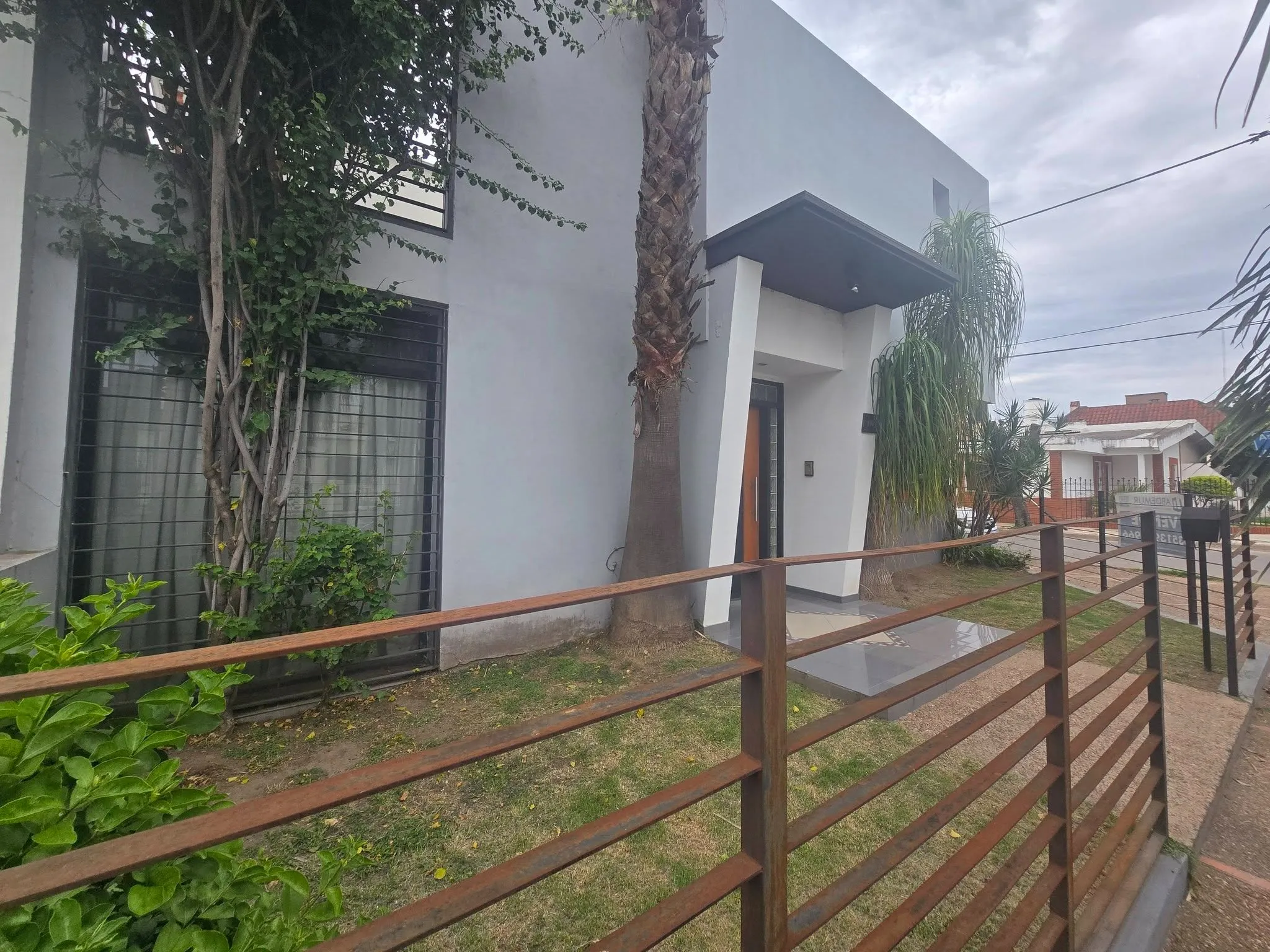 Barrio V. Argentina, importante casa esquina a 150 m de Av Sabattini, bella prop