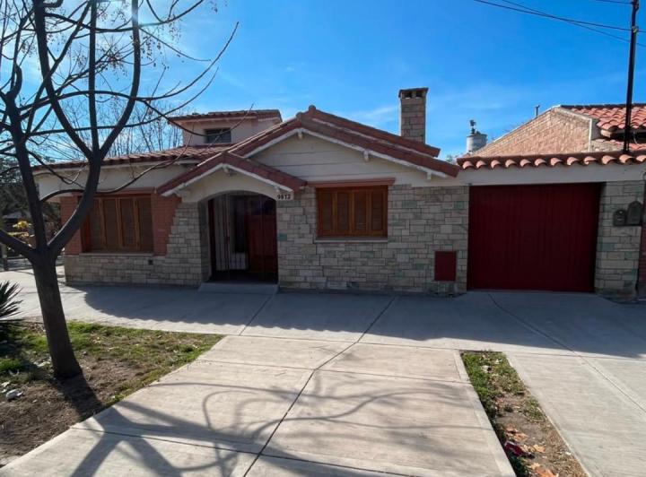 Casa · 1m² · 6 Ambientes · 1 Cochera