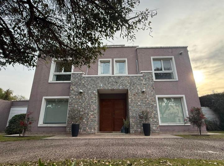 Casa · 254m² · 4 Ambientes · 1 Cochera