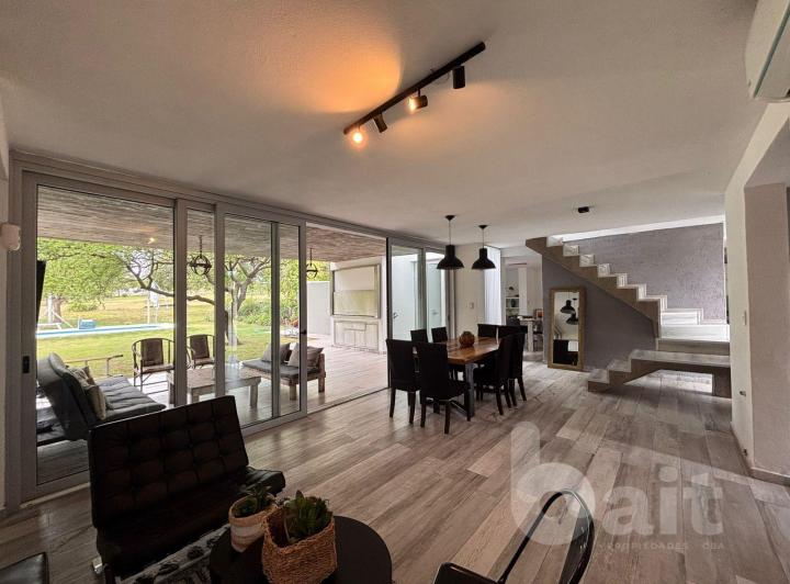 Casa · 349m² · 7 Ambientes · 2 Cocheras