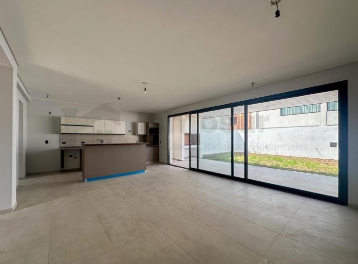 Casa · 252m² · 3 Dormitorios · 2 Cocheras