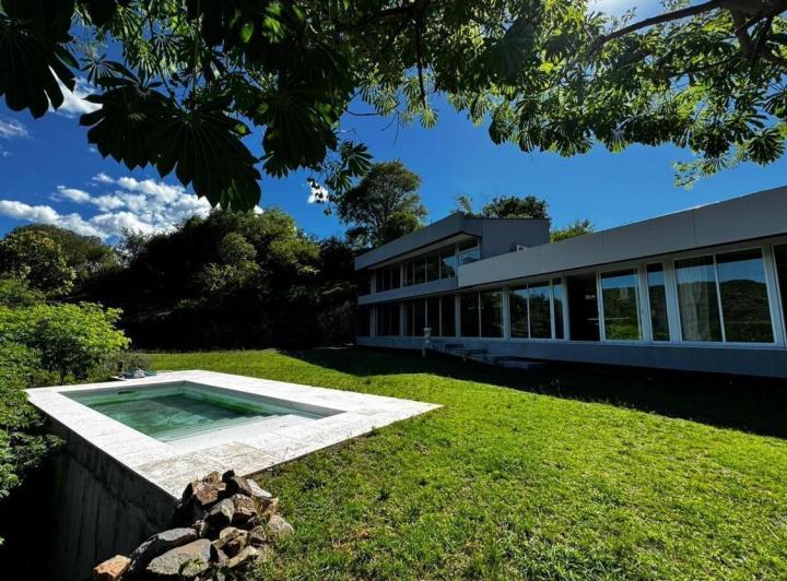 Casa · 360m² · 2 Ambientes · 3 Cocheras