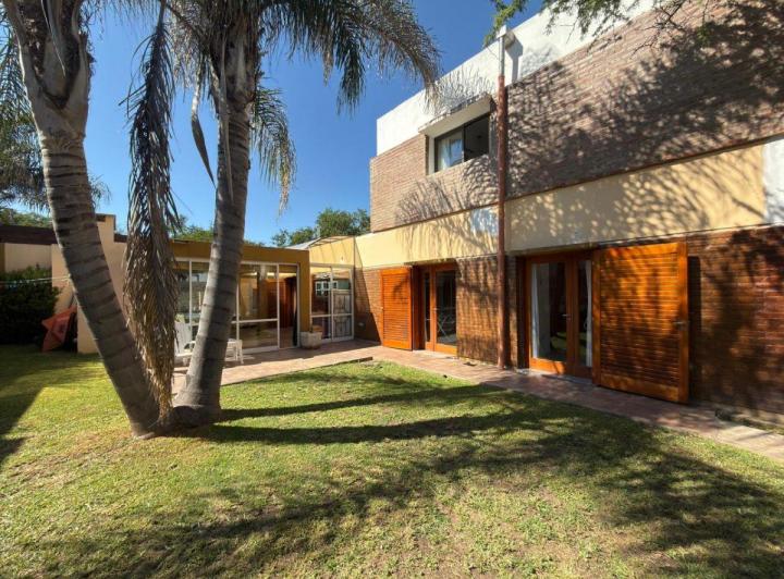 Casa · 232m² · 7 Ambientes · 2 Cocheras