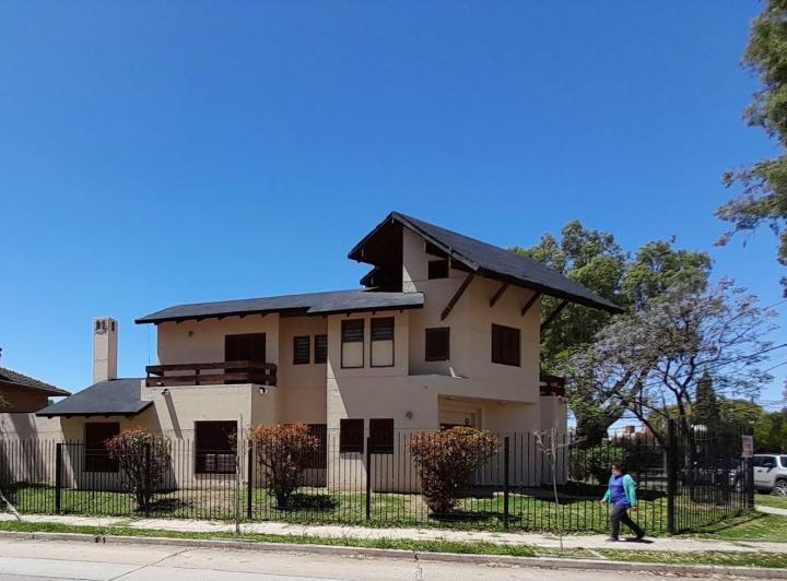 Casa · 370m² · 4 Dormitorios
