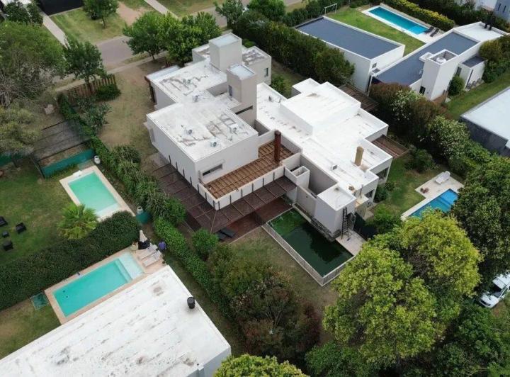 Casa · 300m² · 5 Ambientes · 2 Cocheras