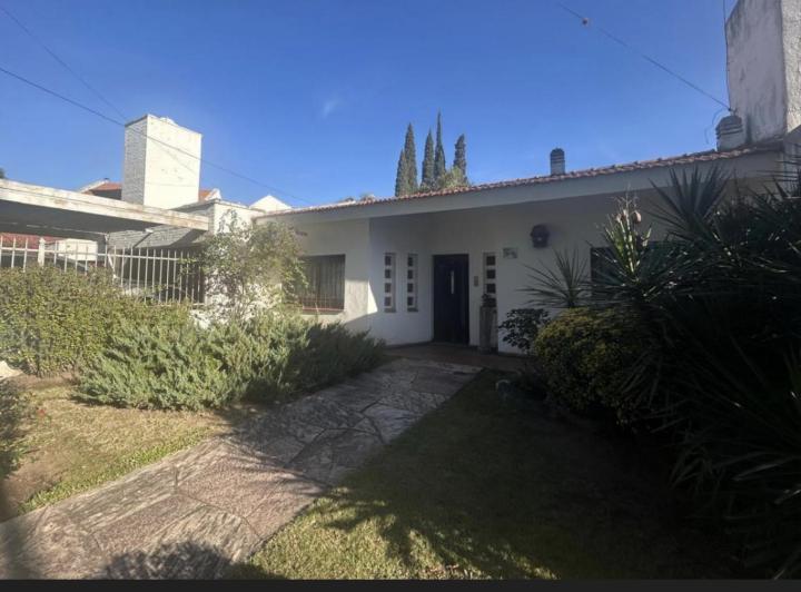 Casa · 400m² · 5 Ambientes · 2 Cocheras